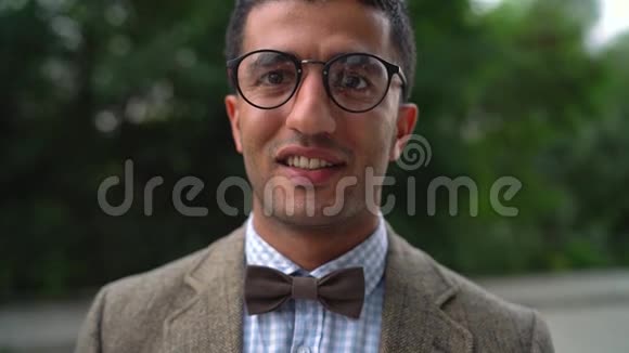 戴眼镜的年轻阿拉伯微笑男子的肖像视频的预览图