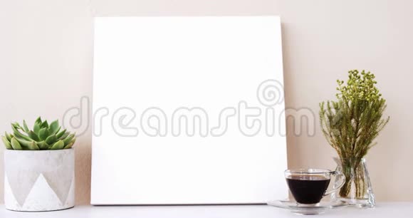 芦荟植物茶杯空白板和桌子上的花瓶视频的预览图
