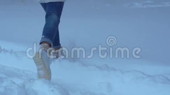 一个女孩在雪地里奔跑视频的预览图