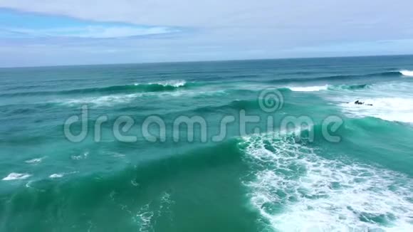 葡萄牙海岸线上大西洋上惊人的蓝色海水视频的预览图