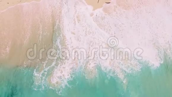 美丽海滩上的海浪印度尼西亚NusaPenida泻湖清水视频的预览图