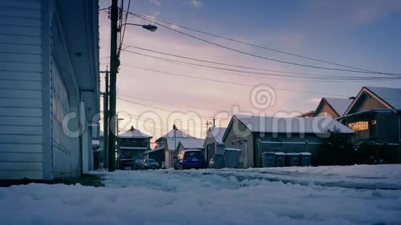 在日出时路过雪巷视频的预览图
