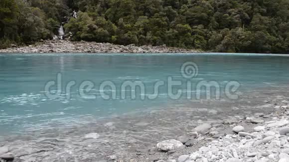 新西兰罗林比利瀑布的绿松石水和瀑布视频的预览图