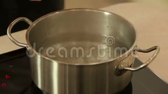 煮香肠意大利面视频的预览图