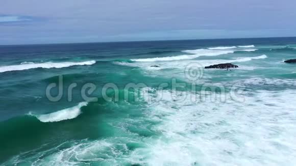 葡萄牙海岸线上大西洋上惊人的蓝色海水视频的预览图