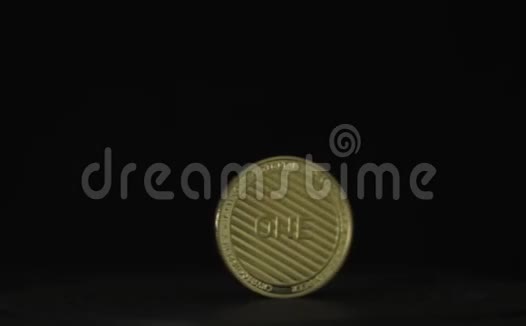 在黑色背景下旋转的硬币视频的预览图