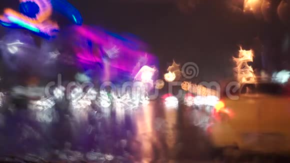 霓虹灯标志和雨夜街道bokeh灯50毫米F18视频的预览图