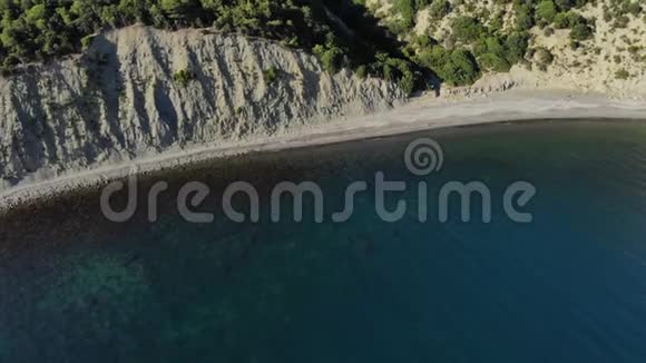 空中飞行与无人机DGI超过美丽的青山和白色沙滩4k视频的预览图