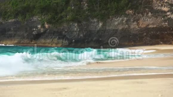 热带海滩上的海浪白沙和晶莹湛蓝的大海纳萨佩奈达的克林金海滩视频的预览图