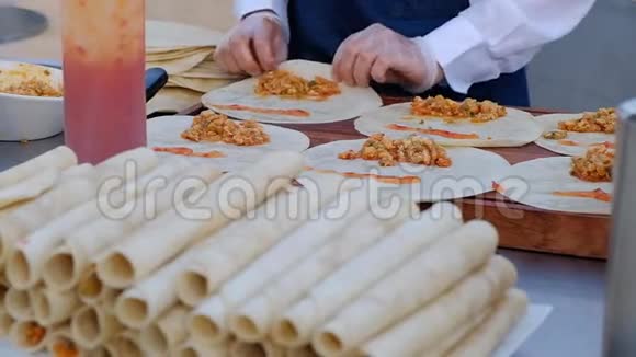 服务员煮墨西哥玉米煎饼服务员用手包装玉米饼馅视频的预览图