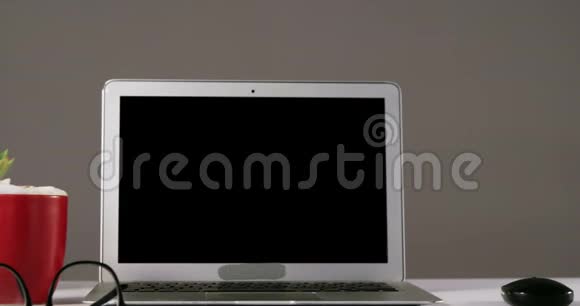 笔记本电脑眼镜咖啡和一叠书视频的预览图
