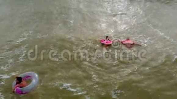 穿着橡皮圈的人在海里的波浪上游泳空中录像视频的预览图