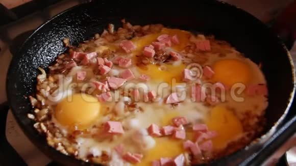 早餐吃热煎蛋鸡蛋洋葱和香肠鸡蛋加香肠和洋葱视频的预览图