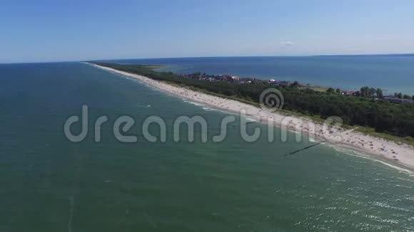 海滩度假典型的波兰海岸景观鸟瞰视频的预览图