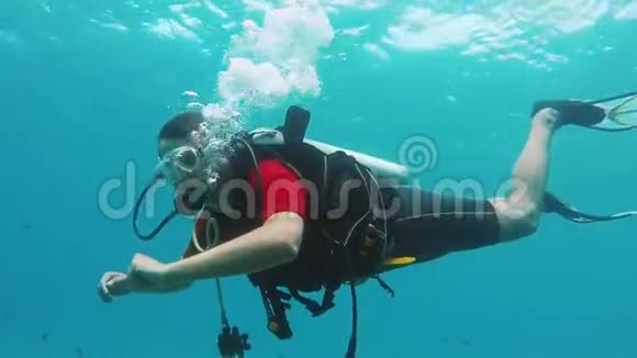 新手潜水员学会用水肺潜水游泳侧视图视频的预览图