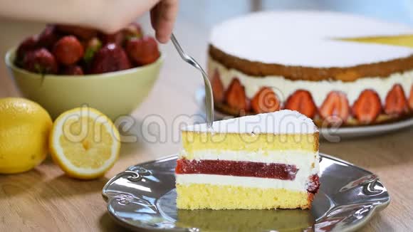 草莓蛋糕女人吃草莓和香草奶油的海绵蛋糕视频的预览图