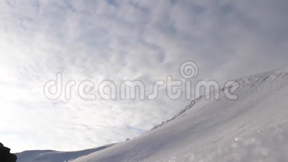 三个冬季登山队员在山上爬绳旅行者在大雪中爬绳到达胜利在强壮的山坡上视频的预览图