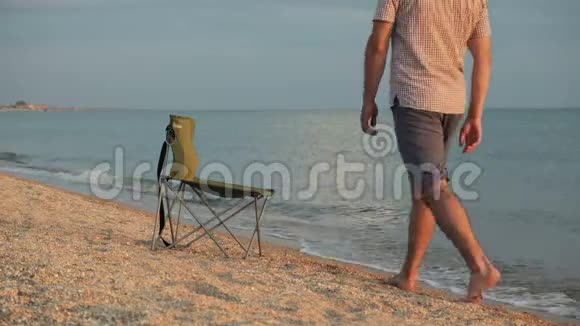 人在海滩上的躺椅上放松视频的预览图