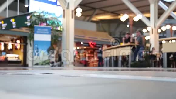 关闭经过YVR机场食物场的乘客脚视频的预览图