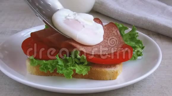 烤面包三明治沙拉西红柿腊肠鸡蛋挖出来的视频的预览图