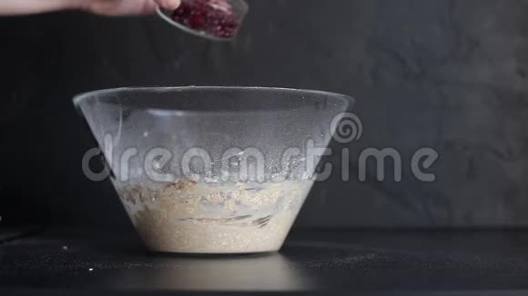 烹饪烘焙过程中混合燕麦片和浆果视频的预览图