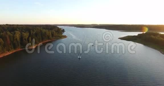 从空中俯瞰河流漂浮在船上视频的预览图