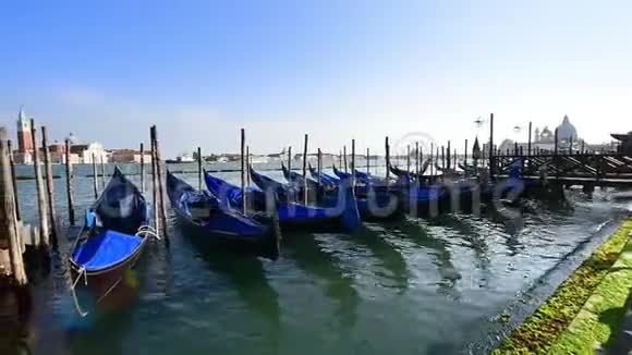 贡多拉斯停泊圣马可威尼斯意大利贡多拉斯船在日落时停泊意大利贡多拉斯划艇停靠在圣岛视频的预览图