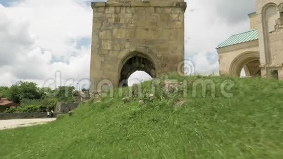 巴格拉蒂神庙附近的古建筑格鲁吉亚库塔伊西视频的预览图
