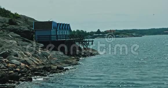 在瑞典群岛俯瞰大海的小木屋视频的预览图