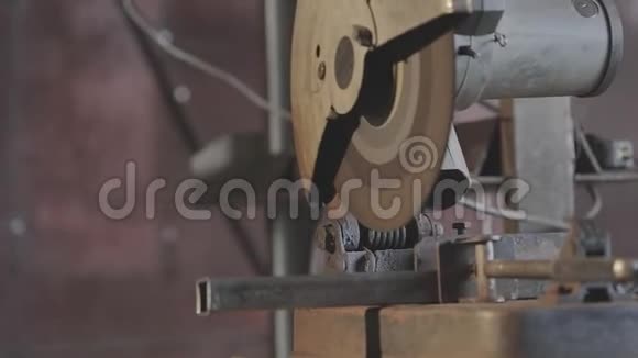 金属切割锯切割一根细方管金属切割锯产生橙色火花视频的预览图