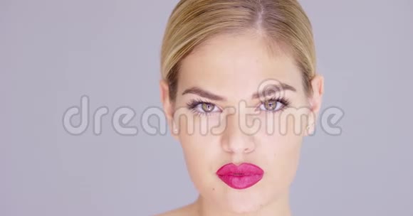 性感的年轻女人咬着她的红唇视频的预览图