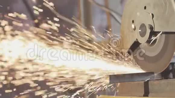 金属切割锯切割一根细方管金属切割锯产生橙色火花视频的预览图