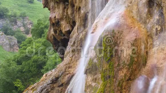 泉水史诗般的瀑布水源水视频的预览图