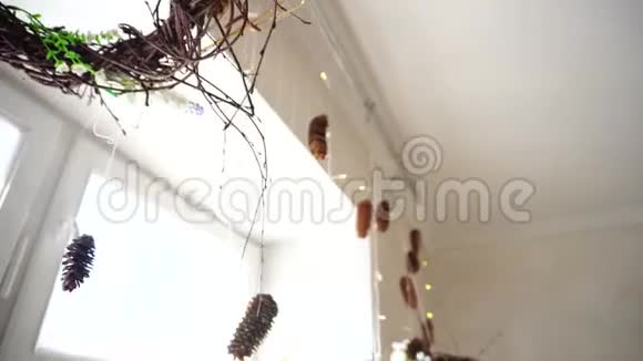 卧室窗户上手工制作的冬季装饰品视频的预览图