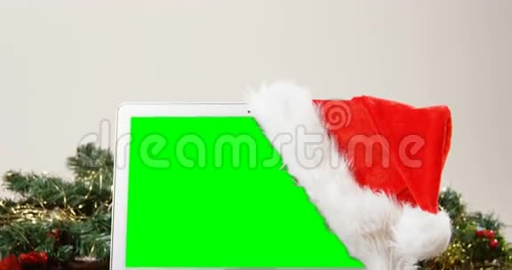 木板上有圣诞老人帽子的笔记本电脑视频的预览图