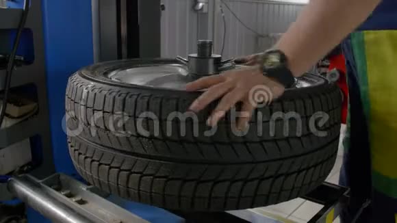 4K型轮胎钳工将轮胎从车轮上拆卸下来视频的预览图
