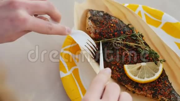 宏观女人吃烤鱼撒柠檬草视频的预览图