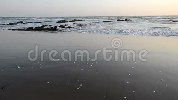 大西洋海岸平静的黄昏冲浪视频的预览图