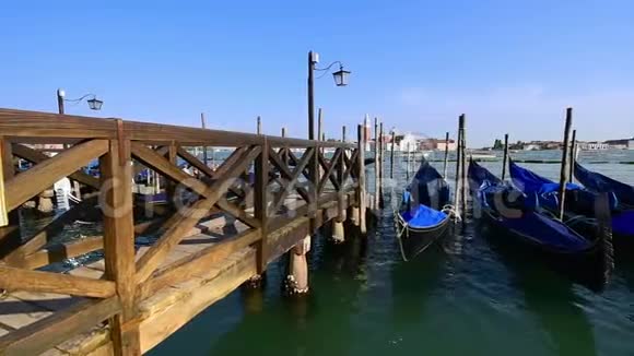 贡多拉斯停泊圣马可威尼斯意大利贡多拉斯船在日落时停泊意大利贡多拉斯划艇停靠在圣岛视频的预览图