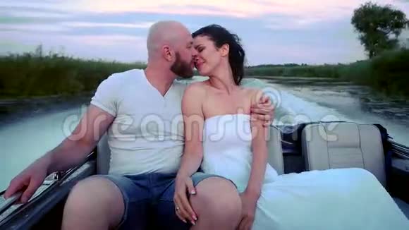 有爱的夫妇在度假幸福的家庭坐在船上男人和女人的暑假水上活动男人亲吻视频的预览图