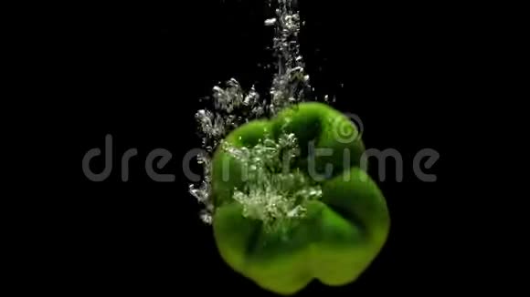 一个绿色的狗仔落在透明的水中黑色的背景视频的预览图
