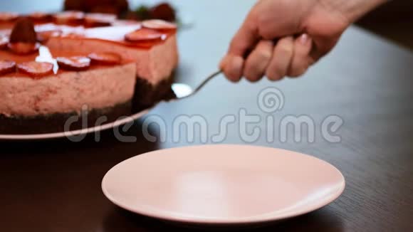 厨师把切片巧克力蛋糕和草莓慕斯放在盘子里视频的预览图
