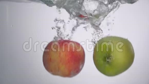 水族馆里的苹果掉在水里视频的预览图