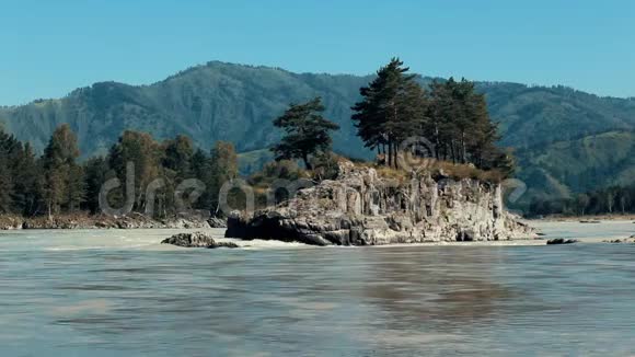 快河的流动静态拍摄在山林的映衬下在河中央视频的预览图