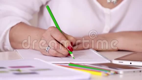 这位女士工作是为了用笔记本和平板电脑工作一张桌子做红色指甲的女商人女商人视频的预览图