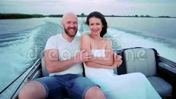 男女拥抱乘船情侣度假快乐家庭放暑假水上活动男人视频的预览图