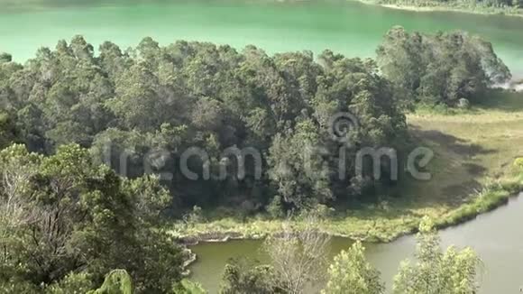 爪哇印度尼西亚迪扬高原上的特拉加华纳彩色火山湖视频的预览图