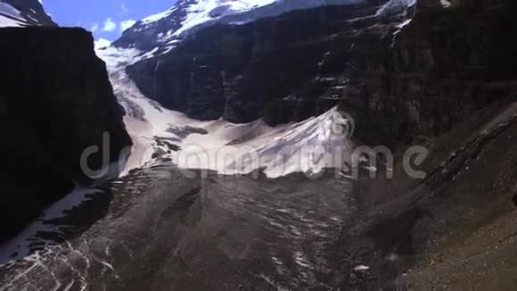 空中倾斜雪山视频的预览图