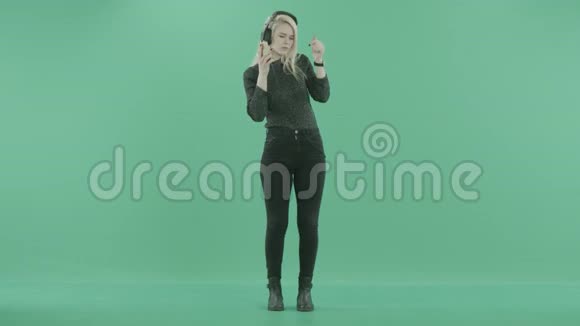 一个好女人听音乐跳舞视频的预览图