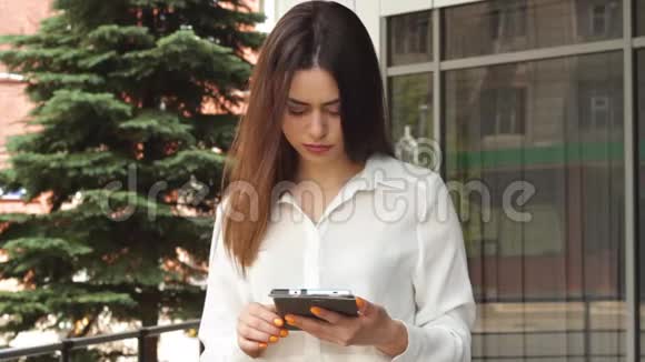 年轻的女商人用平板电脑视频的预览图